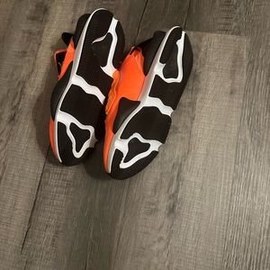 Great condition men shoes only worn 2 times. Very comfortable .